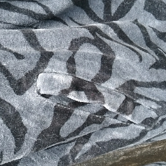 Black & Silver Velour ZipperedJacket (M) - Picture 5 of 10